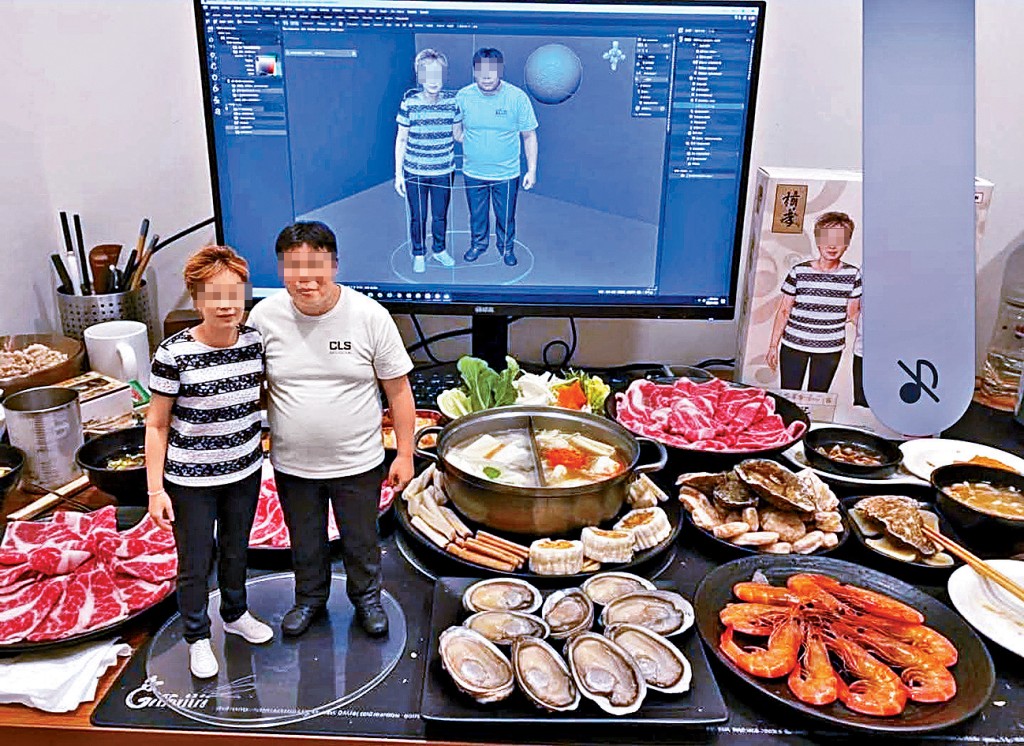 有網民發布「二次創作」照片，可見涉事男女、大堆食物和火鍋煲的首辦模型。
