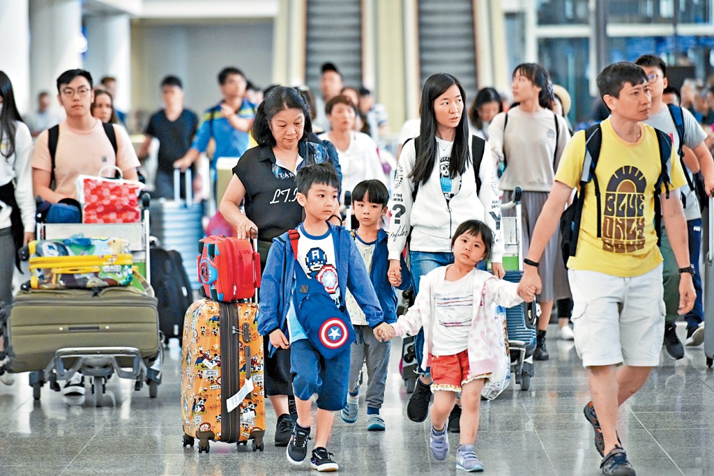 移民潮下港人欲提早領回強積金，有中介人涉誘使客戶偽造文件，謊報移民所在地。
