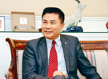 嶺大校長鄭國漢