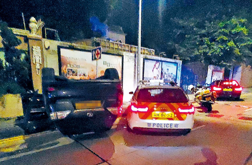 懷疑毒品快餐車撞欄翻轉，再撼向尾隨警車。