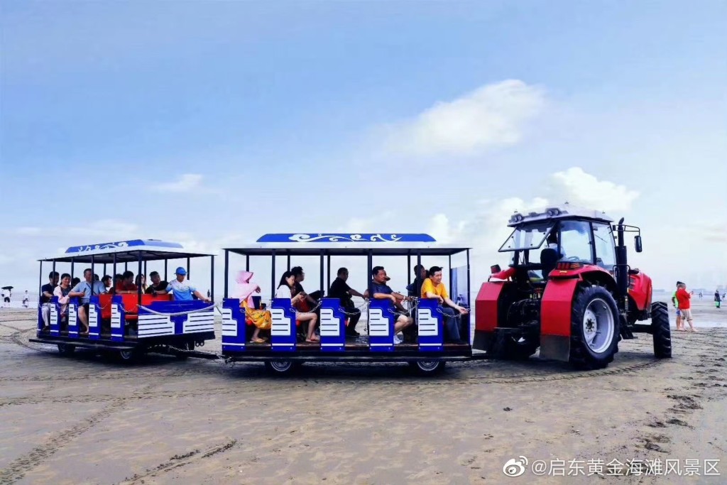 景區提供海上小火車觀光服務。 微博@啟東市黃金海灘景區
