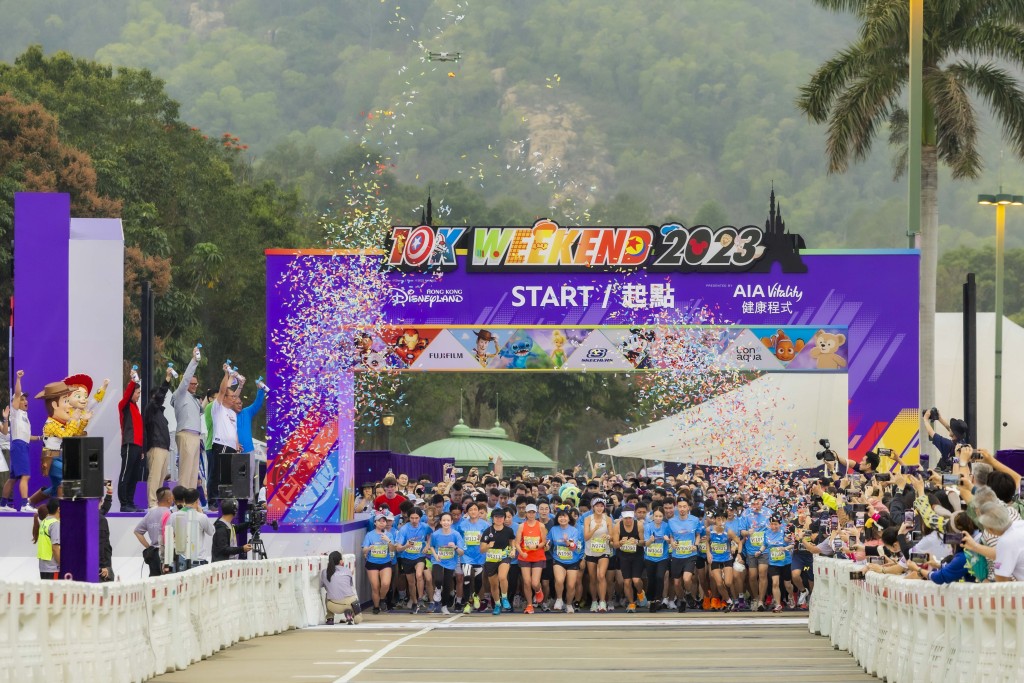 今日（19日）香港迪士尼乐园相隔三年再举行“香港迪士尼乐园10K WEEKEND 2023-AIA VITALITY健康程式全力支持”。