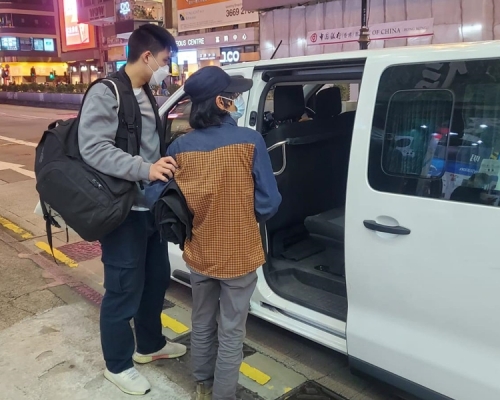 警方於行動中共檢獲約3,000隻懷疑色情光碟及現金,總值約7萬元。