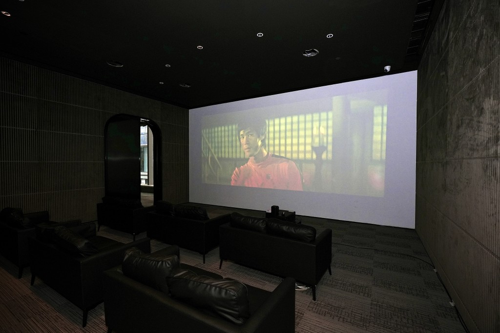 展览2楼设有免费放映室，公众可以透过大屏幕重温《死亡游戏》的精典片段