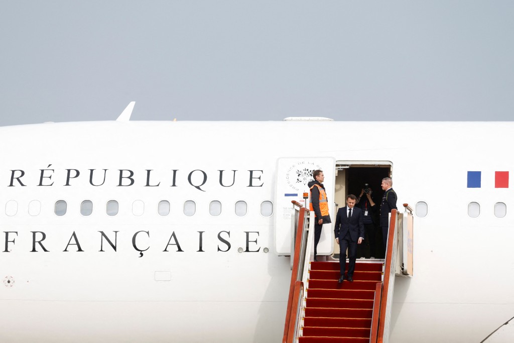 法國總統馬克龍抵達北京，步出專機。路透