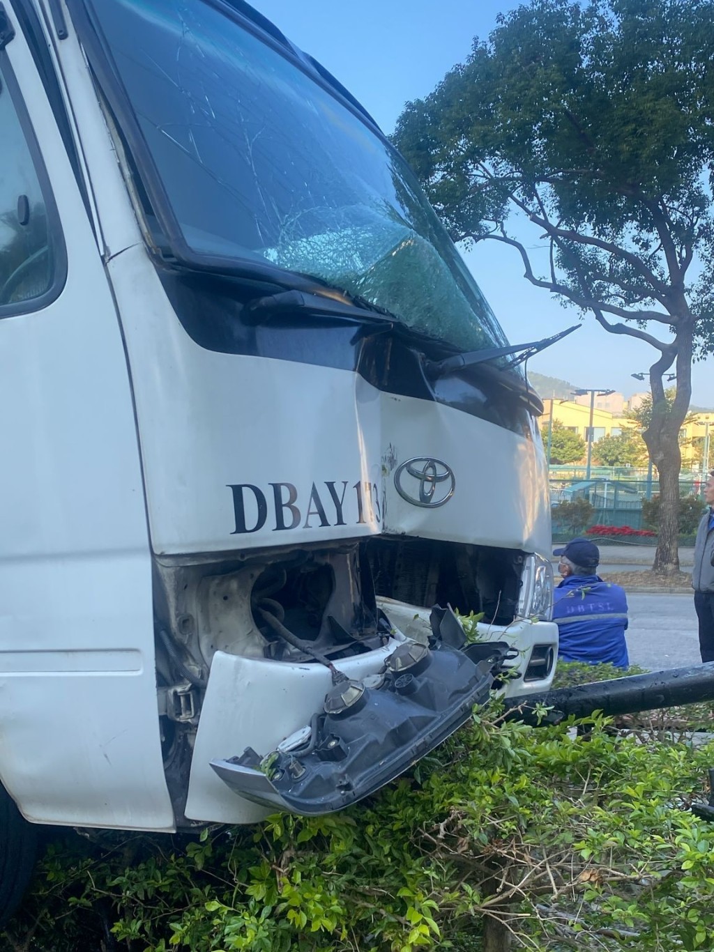 小巴車頭凹陷，燈柱被撞倒。FB：Martyn Keen@DB Matters