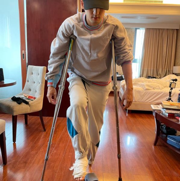 點知一個唔小心PK,令右腳受傷入院。