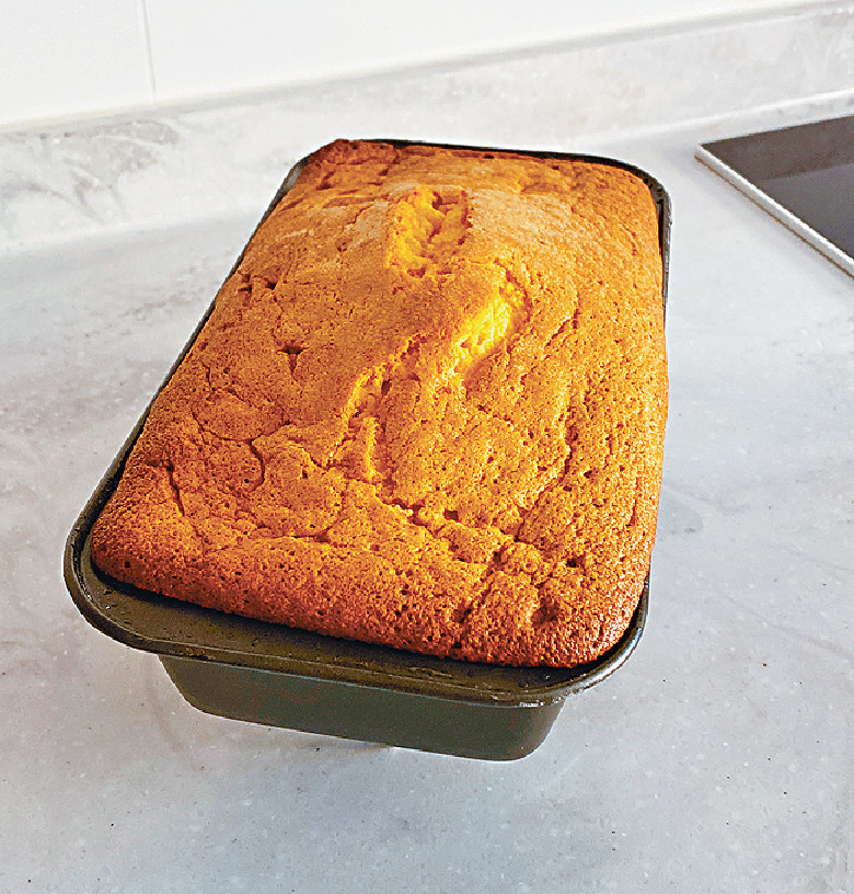 8. 　待涼後用刀背沿蛋糕模繞一圈，方可脫模。