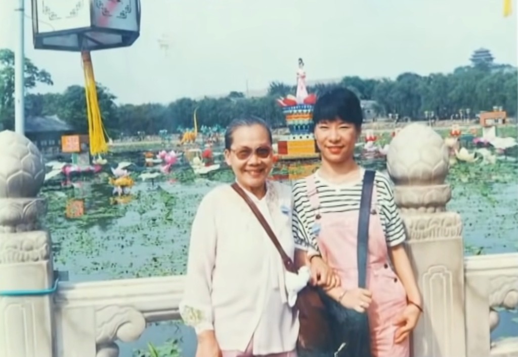 女兒雖然去世多年,但許婆婆依然想念女兒,會翻開昔日與女兒的旅行相。 女兒雖然去世多年,但許婆婆依然想念女兒,會翻開昔日與女兒的旅行相。