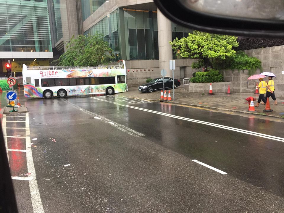 觀光巴士暴雨下剷君悅酒店外行人路。網上圖片