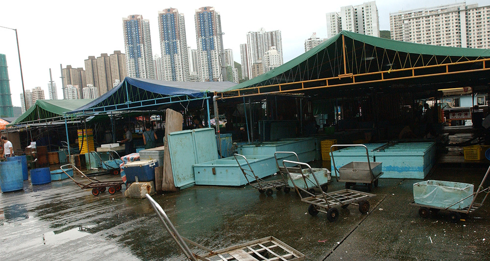 香港仔魚類批發市場對開海面有漁船沉沒。(資料圖片)