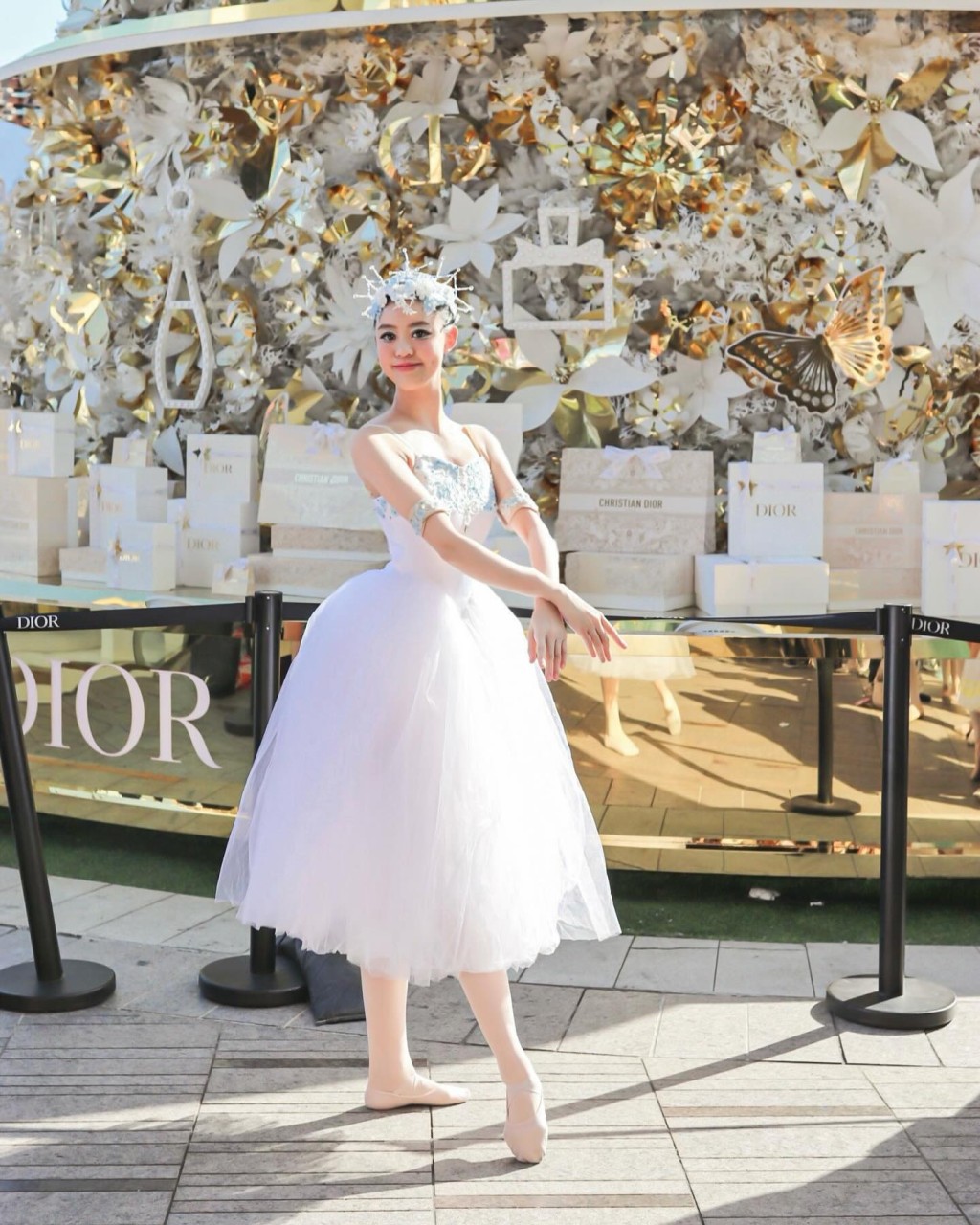劉秀盈曾穿上芭蕾舞衣到海旁的Dior聖誕樹前打卡。