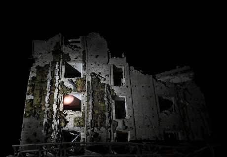 俄军导弹击中乌东住宅大楼，大楼被摧毁。路透社