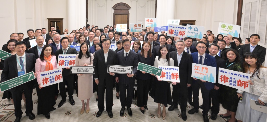 张国钧（第一排右八）与出席酒会的内地、澳门和香港法律界人士，包括广东省律师协会、大湾区内地九市律师协会、澳门律师公会，以及香港法律专业团体的代表、众多大湾区律师和立法会议员等合照。政府新闻处图片