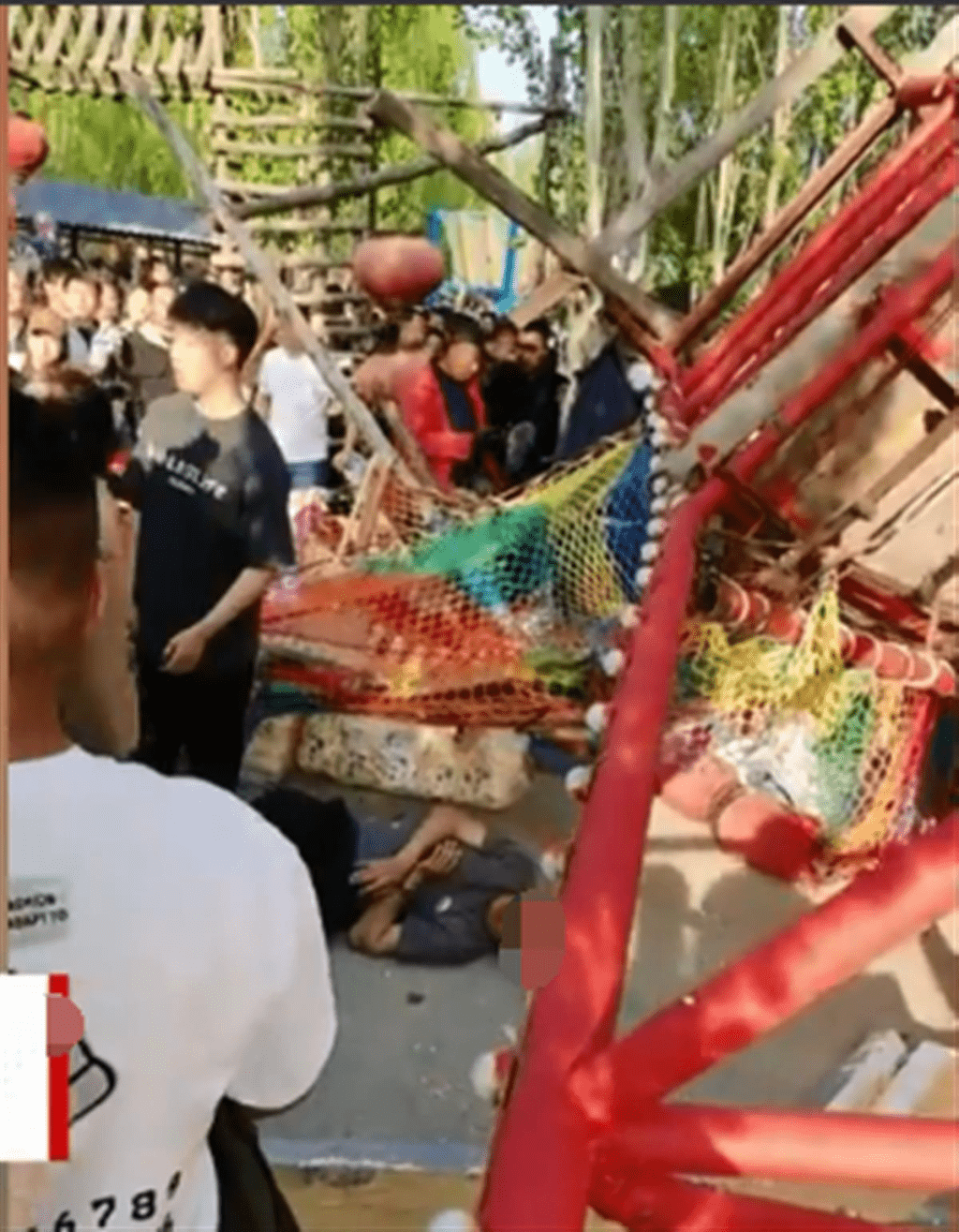 遼寧景區吊橋倒塌，一名男遊客受傷後躺在地上。
