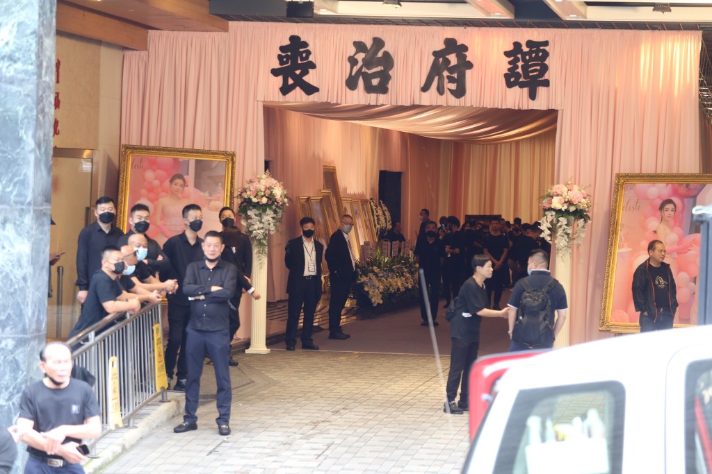 蔡天凤今早举殡。
