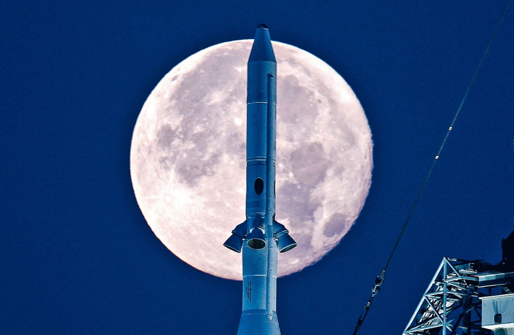 美國太空總署新一代重型登月火箭SLS,豎立在佛州甘迺迪太空中心。