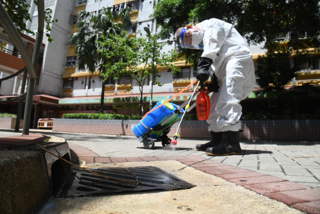 政府早前安排在確診者居住地進行防蚊滅蚊工作。 政府早前安排在確診者居住地進行防蚊滅蚊工作。