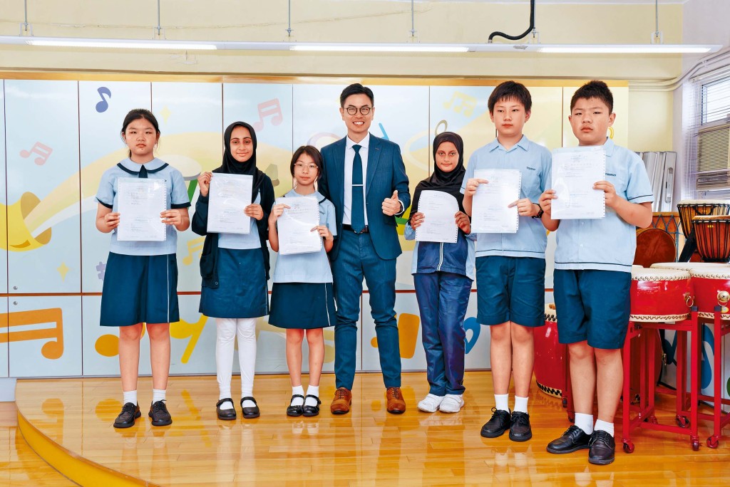 曾校長連同多位優異畢業生接受訪問。 曾校長連同多位優異畢業生接受訪問。
