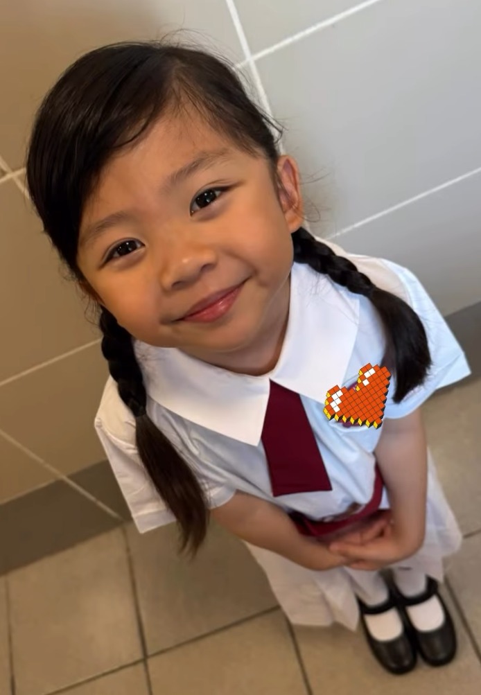 做了小學生的小黃妃屬豬，今年宜透過遊戲、戶外活動，加強培育孩子的認知能力、觀察能等。（圖片來源：ig@lilianchan222）