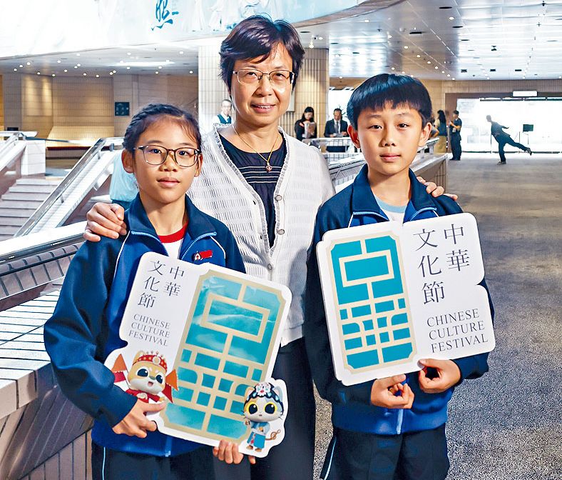 循理會白普理基金循理小學李老師（中）及學生表示，親臨專業表演場地欣賞劇目體驗難得，並為身為中國人感到自豪。