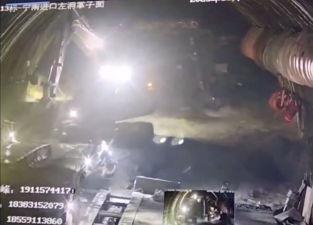 四川隧道地盤湧入「洪水」，工人迅速逃命。  