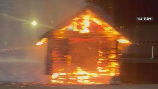 中国男子放火烧留寿都村一个木造巴士亭被捕。 网上图片