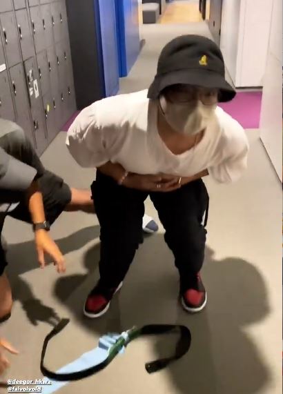 阿Dee應聲彎腰仲忍唔住X咗一聲,之後摸住個肚,應該好痛。