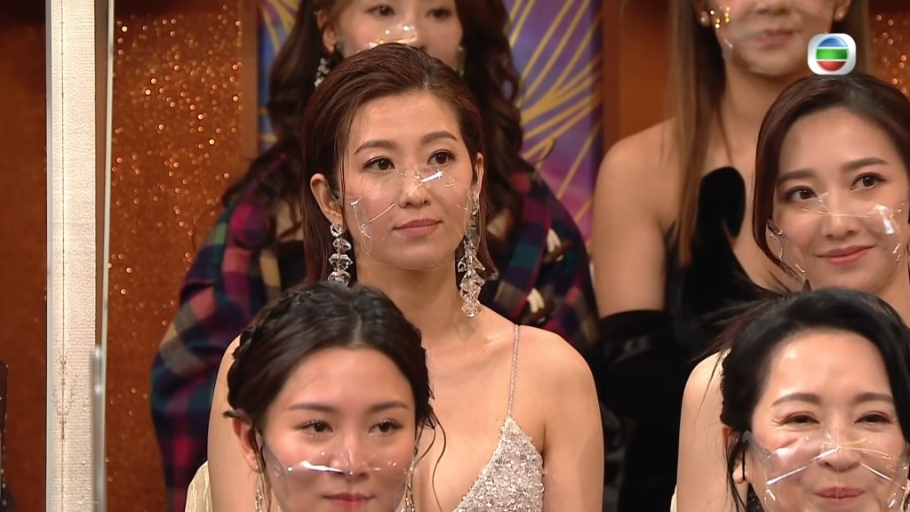 發現陳自瑤身旁的女星，最近都有參演職場鬥爭劇《新聞女王》，她們分別是何依婷、王敏奕及龔慈恩。