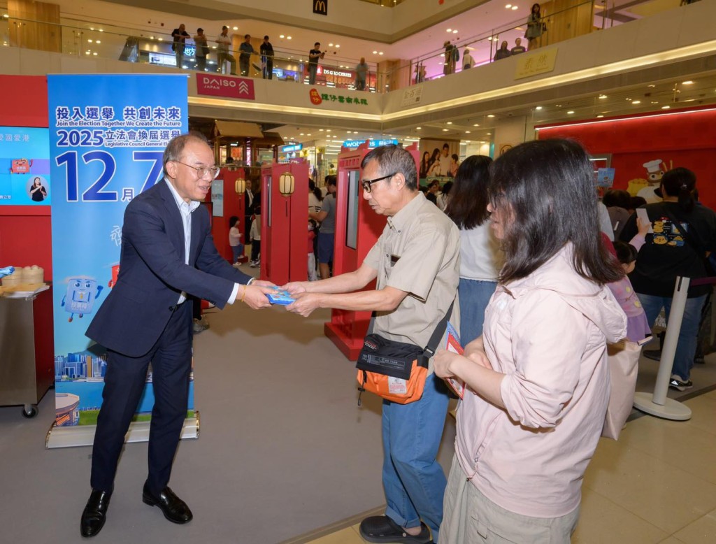 曾國衞派發宣傳單張。 曾國衞派發宣傳單張。