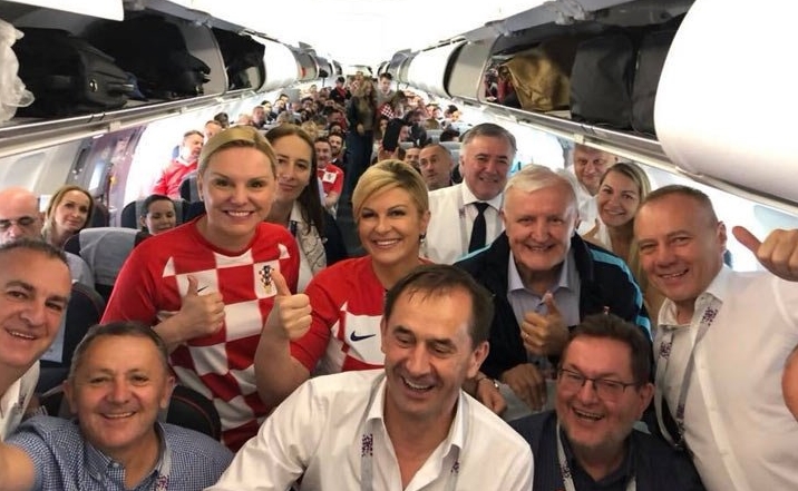 科林达与球迷合照。网上图片