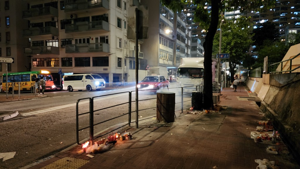今日是農曆七月十四盂蘭節，不少人在街上燒衣。