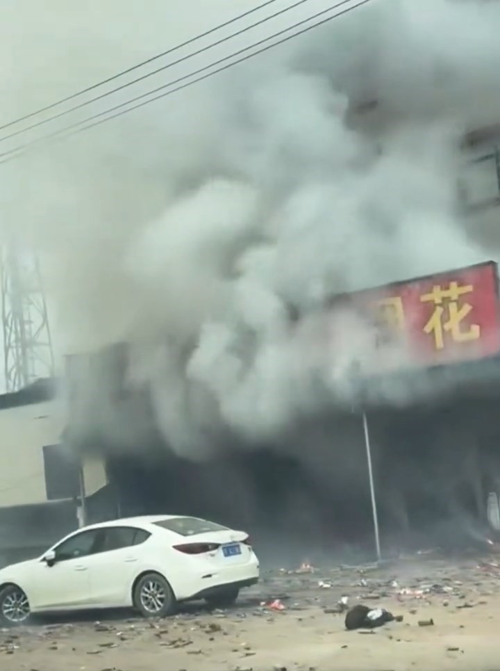 湖北宜城一家煙花爆竹店初二起火，造成12人死亡。
