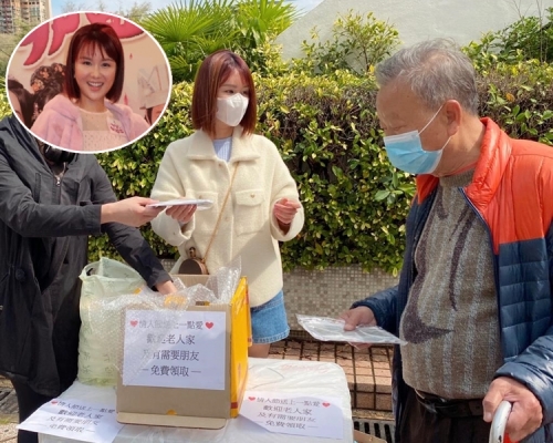 劉思希喺情人節派口罩贈長者。