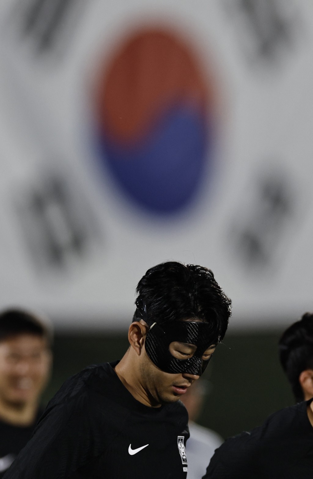 孫興民戴上以碳素為材質的面罩進行操練。 Reuters