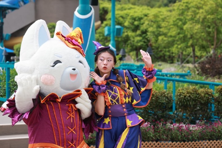袁絲珩戴上巫師帽與吉祥物同框互動,嘟嘴賣萌極具親和力。 袁絲珩戴上巫師帽與吉祥物同框互動,嘟嘴賣萌極具親和力。