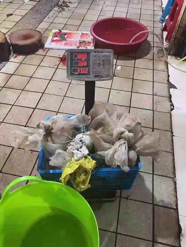 有人來買老闆就現場宰殺,十分殘忍。