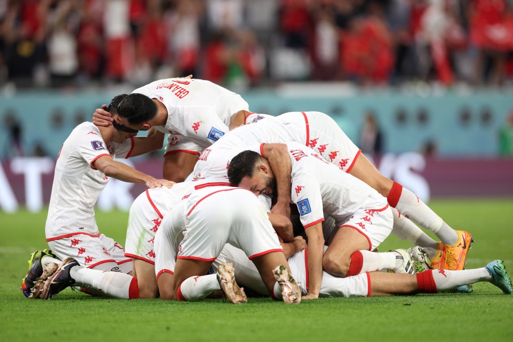 五十八分鐘突尼西亞打開紀錄後球員擁在地上慶祝。REUTERS