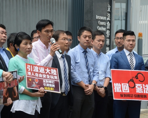 民主派示威要求擱置修訂逃犯條例。