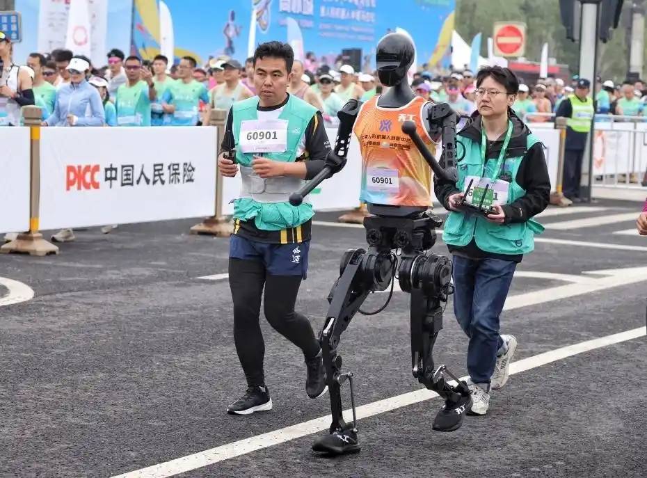 全球首個人形機械人半馬北京亦莊開跑。中新社 全球首個人形機械人半馬北京亦莊開跑。中新社