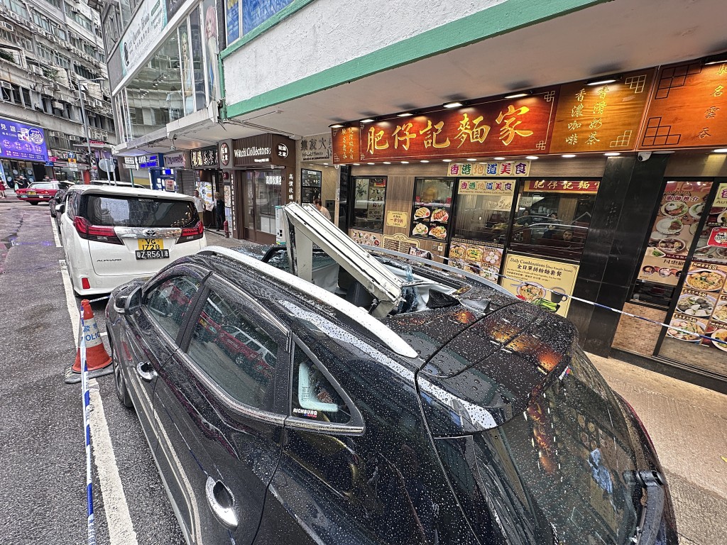 鋁窗直插入車廂內。梁國峰攝 鋁窗直插入車廂內。梁國峰攝