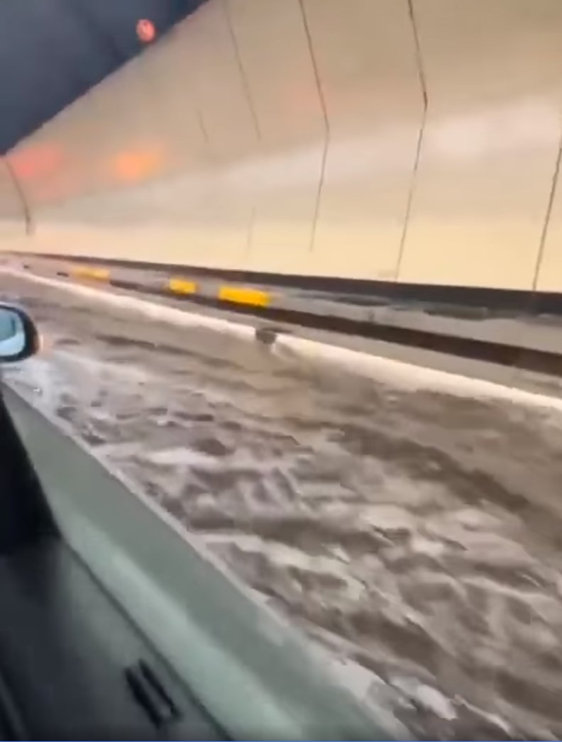 樓主上載長約3秒，車輛駛於水浸隧道的短片。網上截圖
