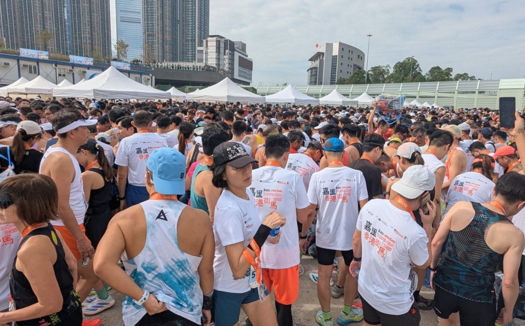 有跑手反映完成賽事後要長時間等候領取行李。「香港跑步關注組」fb截圖 有跑手反映完成賽事後要長時間等候領取行李。「香港跑步關注組」fb截圖