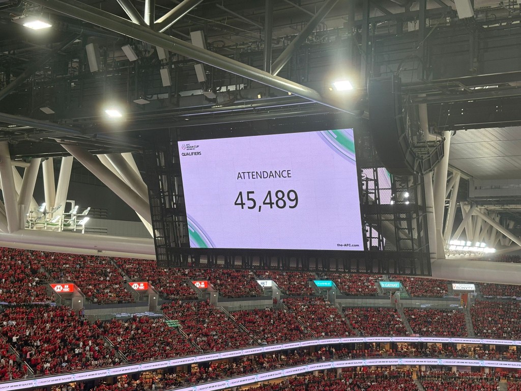 今晚賽事錄得45,489人入場。黃子龍攝