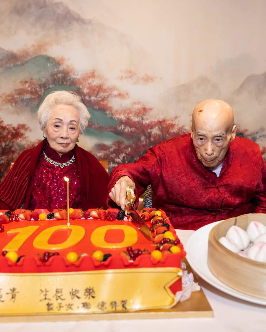 去年全家为董慕节日祝100岁生日。