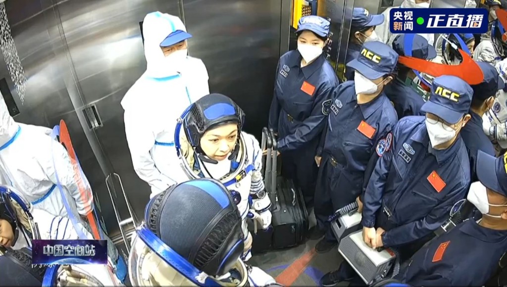黎家盈登上發射台的升降機,準備進入神舟二十三號。央視截圖 黎家盈登上發射台的升降機,準備進入神舟二十三號。央視截圖
