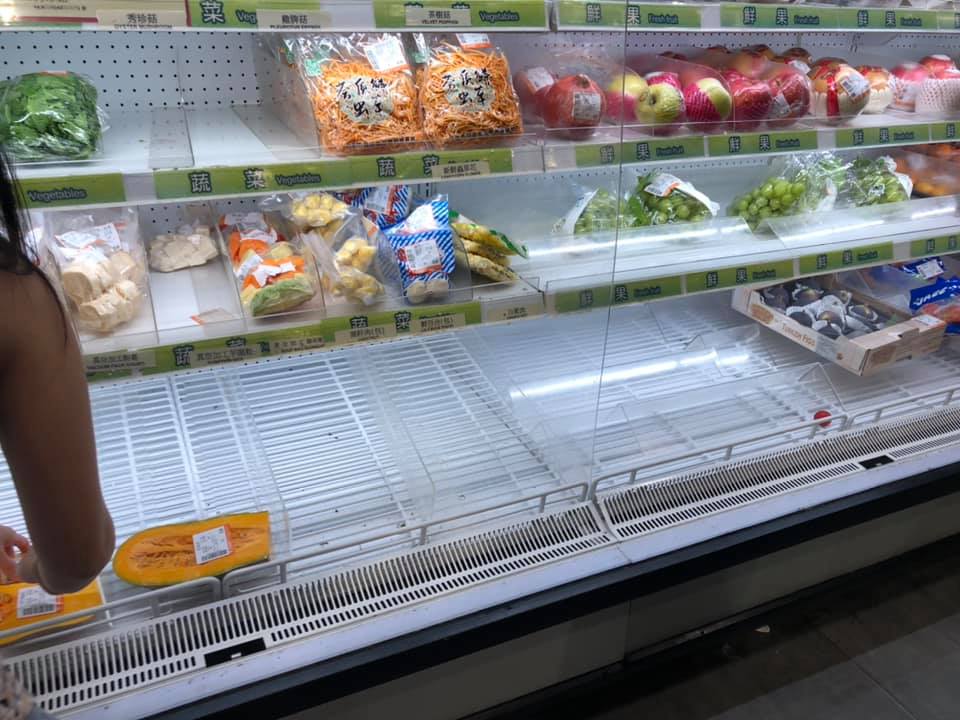 大部分貨架都被搶購一空。