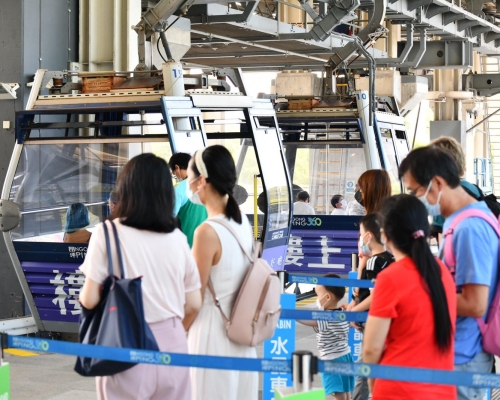 市民在昂坪360排逾半小時才能上車。