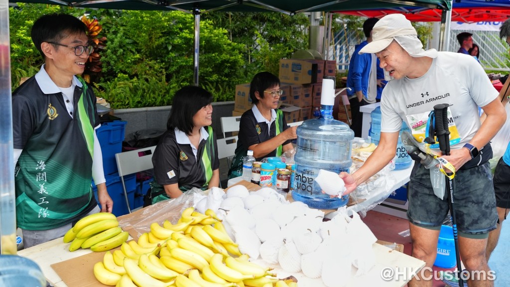 海關義工隊參與「苗圃挑戰12小時慈善越野馬拉松」,為參賽者預備補給物資。海關FB