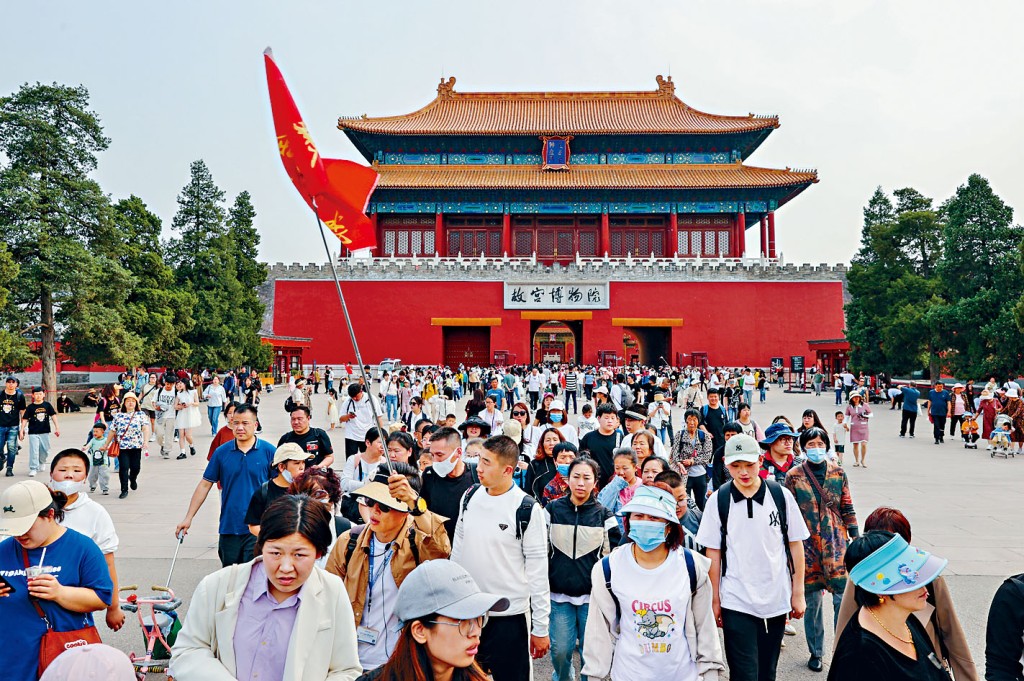 假期国内游火爆，北京故宫游人如鲫。